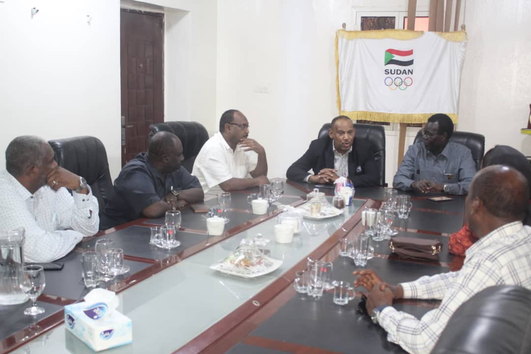 رئيس اللجنة الأولمبية لجنوب السودان يزور اللجنة الأولمبية السودانية